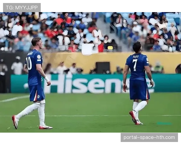 镜头捕捉到瓜迪奥亚在场边不断示意球员向边路拉开宽度 镜头捕捉到瓜迪奥亚在场边不断示意球员向边路拉开宽度